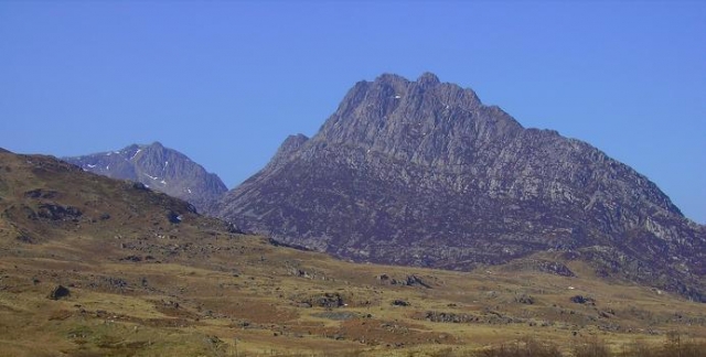 La cara esle de Tryfan y la cresta de Bristley detrás 